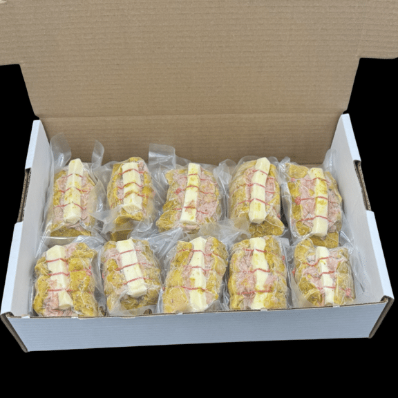 Boîte de 2.4kg de filet de porc marinée moutarde de Dijon, farci d’un pain jambon-bacon garni d’une tranche d’halloumi